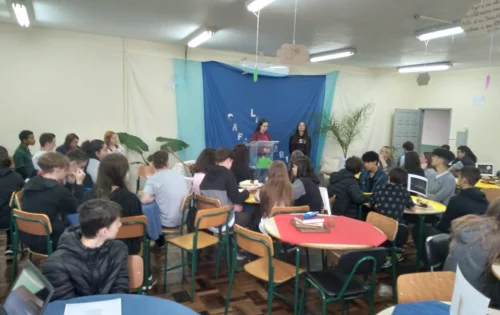 Alunos participam de café literário que ajuda nas habilidades