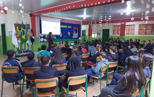 Alunos assistindo palestra sobre educação alimentar e nutricional