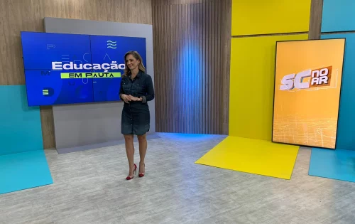 Imagem mostra a apresentadora do Educação em Pauta no estúdio