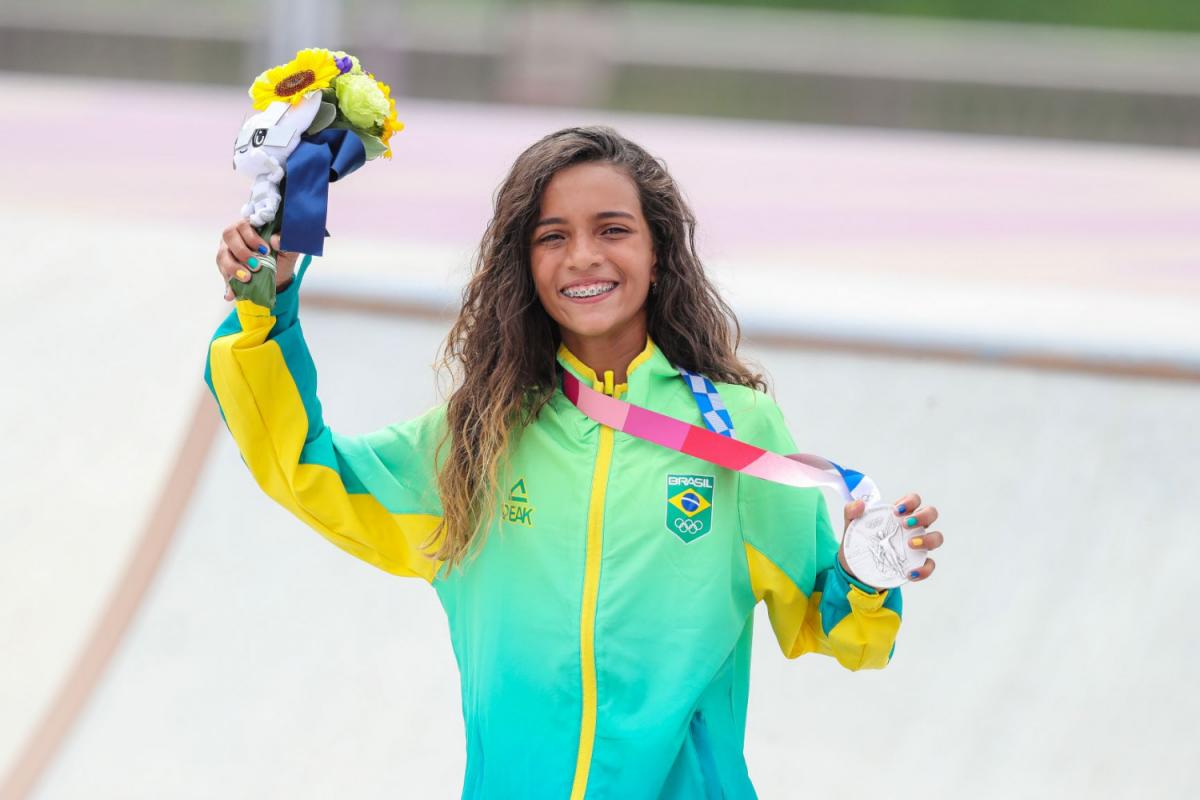 Atleta Rayssa Leal com medalha nas Olimpíadas de Tóquio