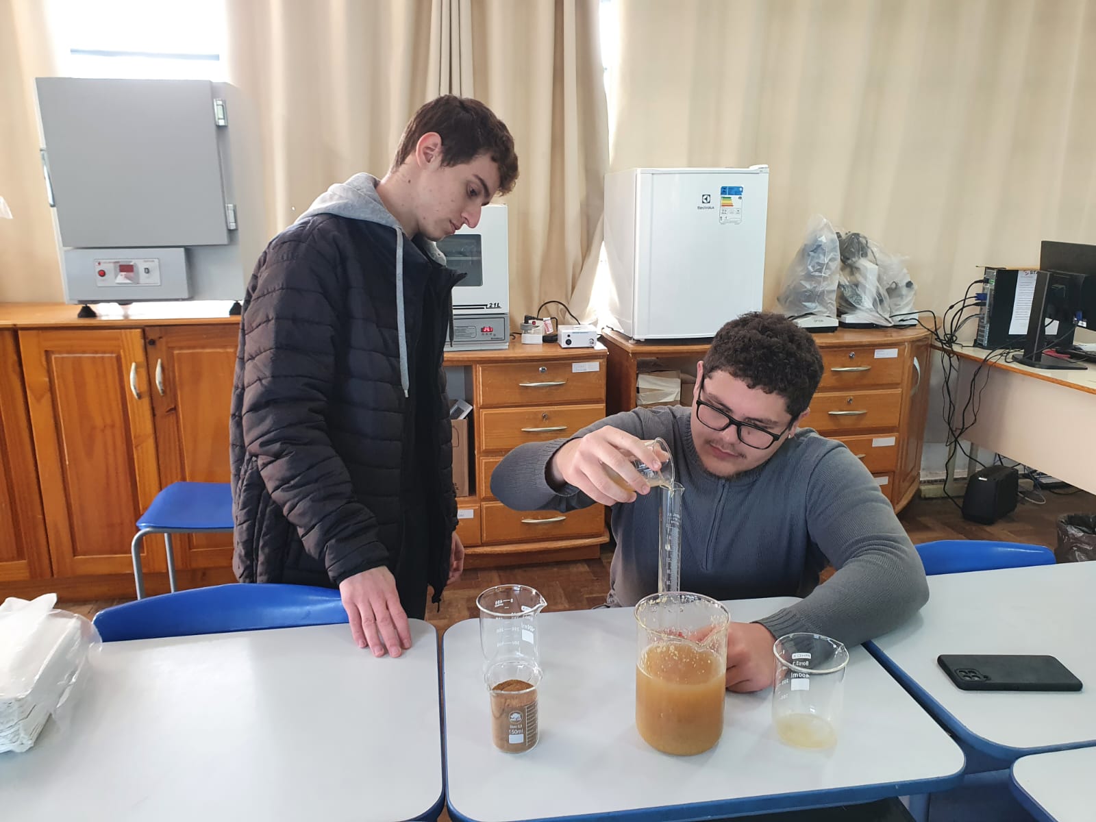 Alunos durante experimentos com os resíduos da goiaba