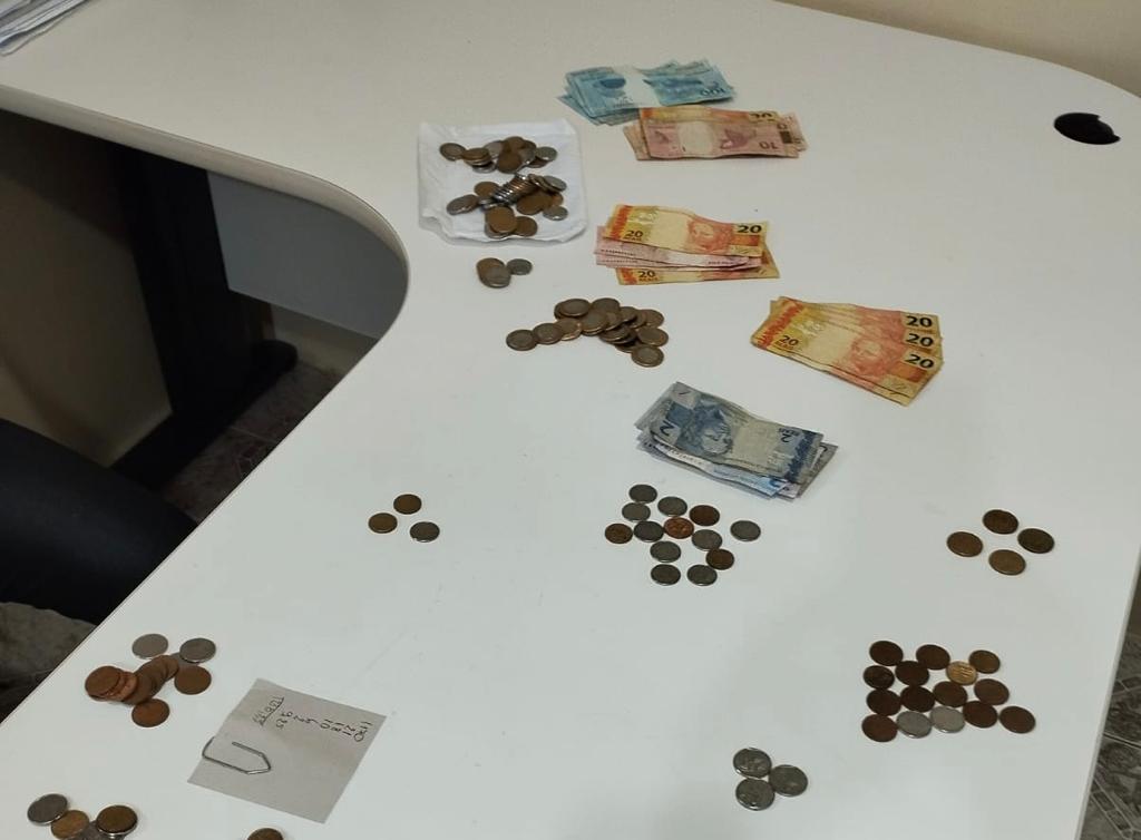 Dinheiro arrecadado na campanha - Foto: Divulgação/EEB Professor Osni Paulino da Silva/Educa SC