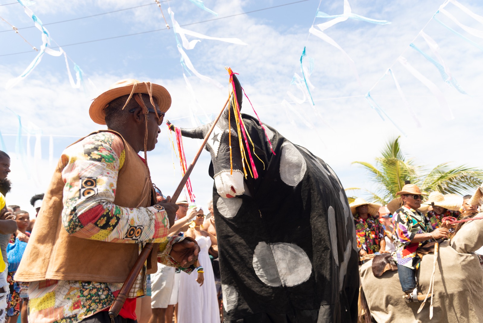 Grupo cultural tradicional do nordeste brasileiro se apresenta durante as festividades para Iemanjá na praia do Rio Vermelho