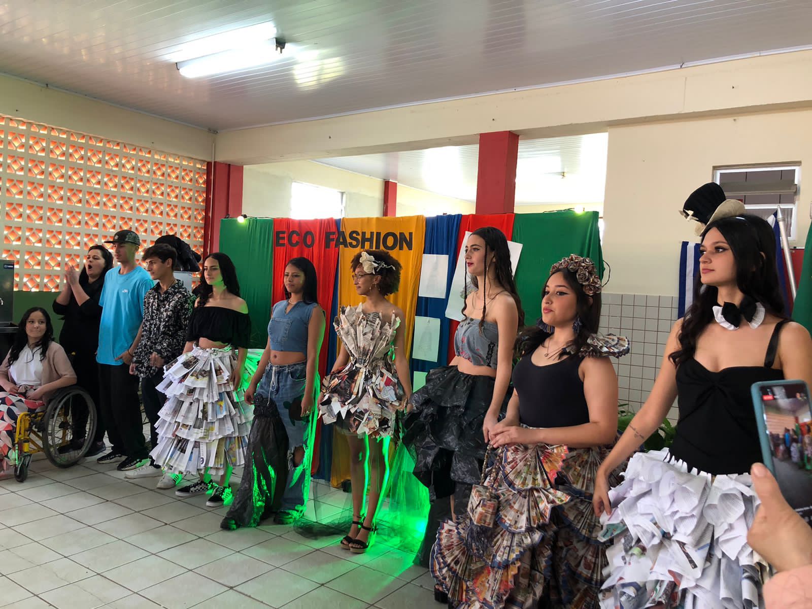 Moda sustentável: Escola promove desfile com roupas feitas de materiais  recicláveis