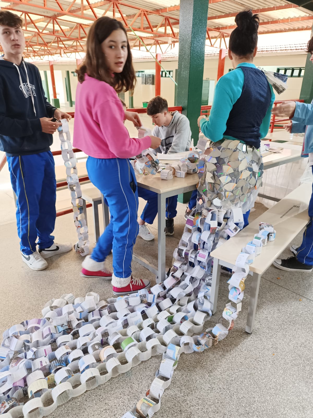 Moda sustentável: Escola promove desfile com roupas feitas de materiais  recicláveis